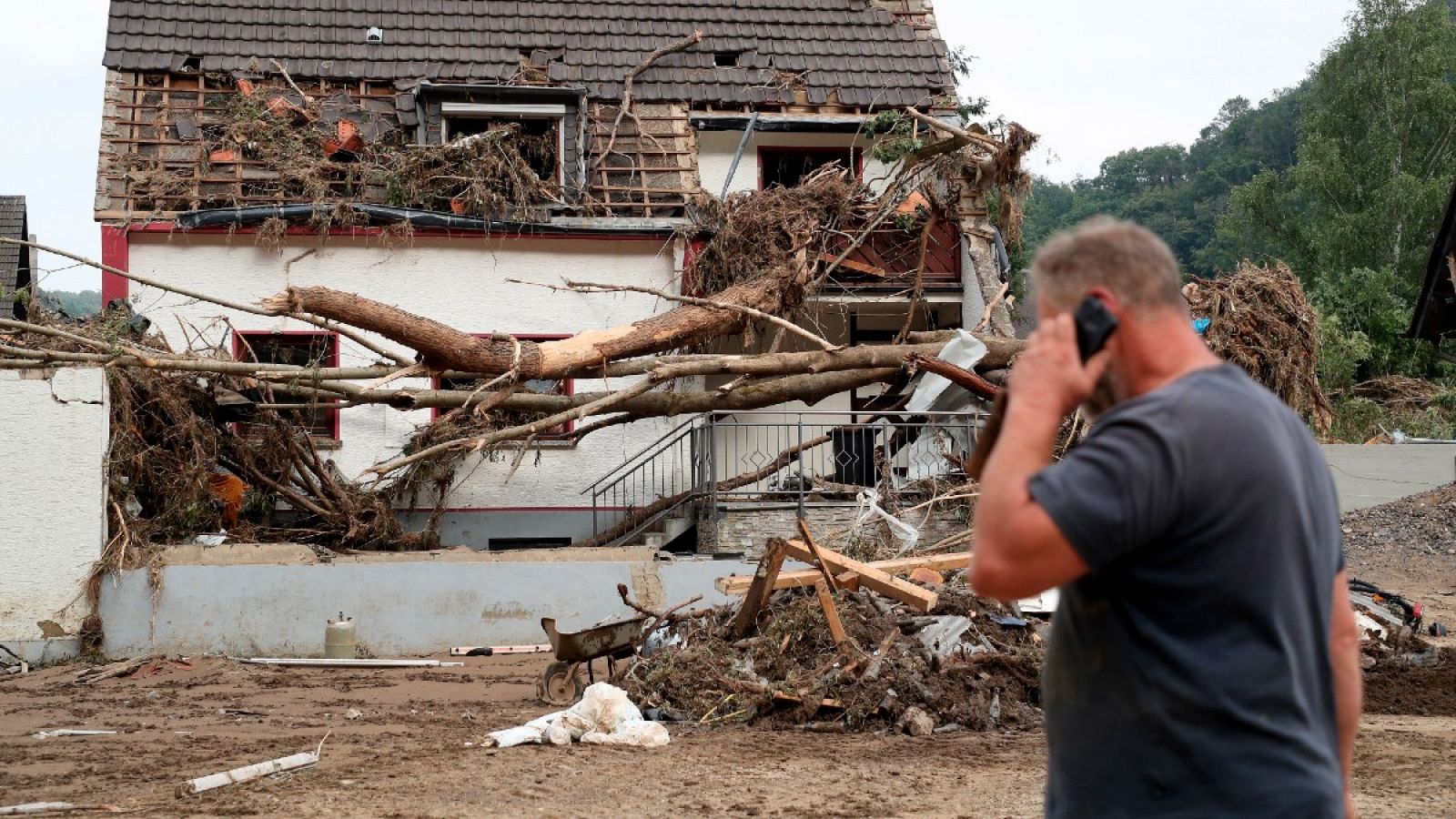 Un vecino revisa los daños tras la inudación del Río Ahr en Altenahr, Germany