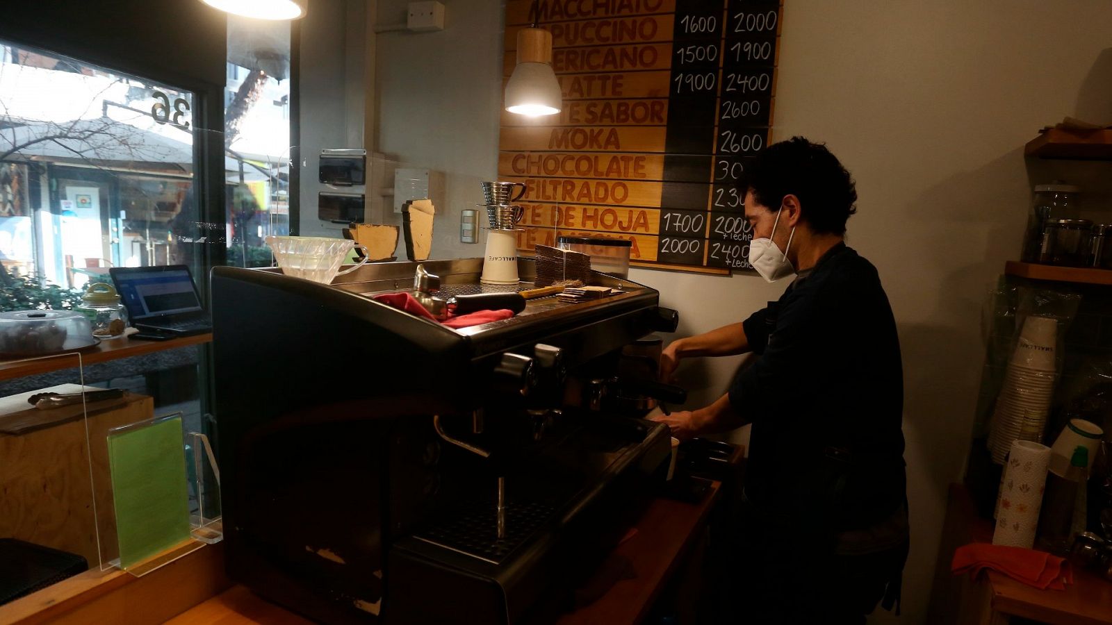 Un hombre trabaja durante la reapertura de su cafetería en Santiago de Chile