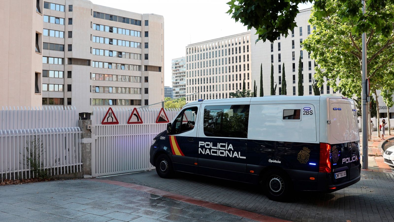 Vista de un furgón de la Policía Nacional este miércoles a su llegada a los Juzgados de Plaza de Castilla en Madrid