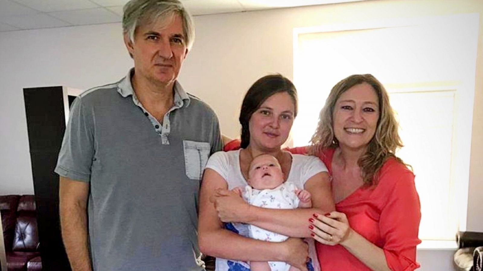 Patricia y Gustavo con su hija Sol, gestada por Natalia, la madre de alquiler