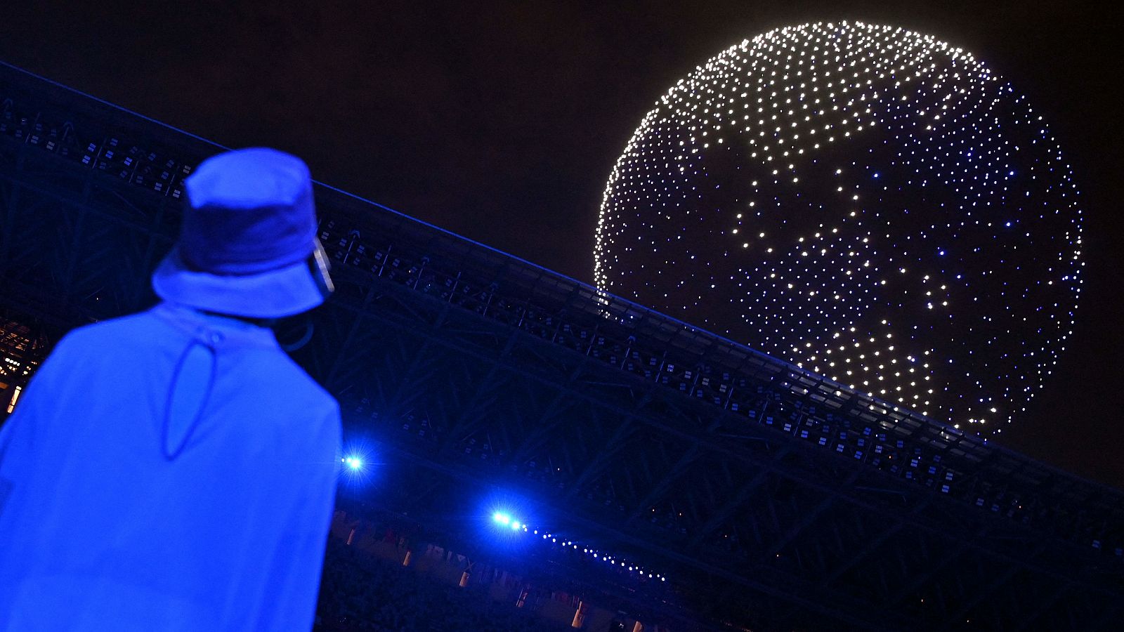 Imagen de los casi 2.000 drones que han iluminado el cielo del estado Olímpico de Tokio