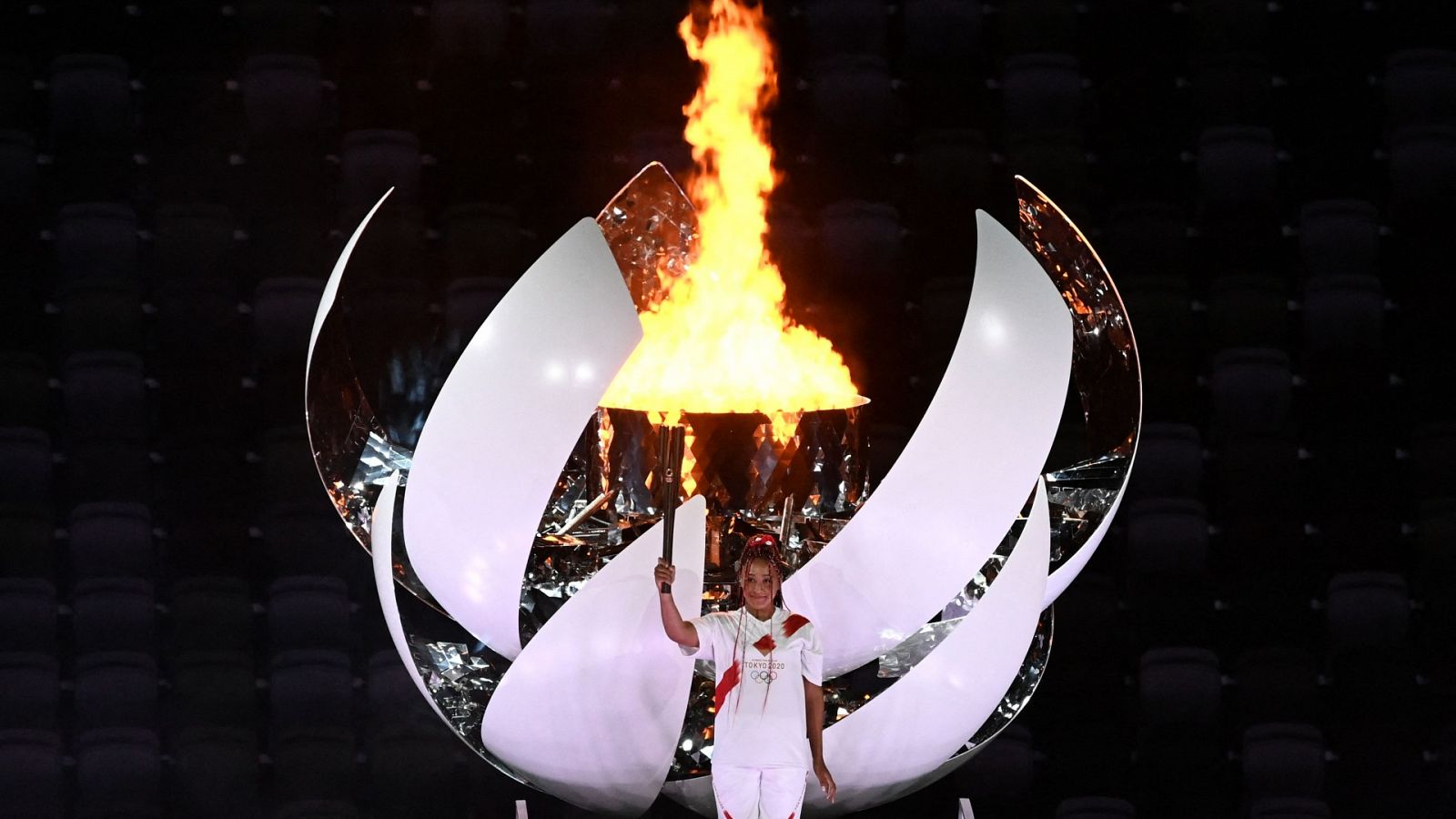 La tenista japonesa Noami Osaka enciende el pebetero de Tokyo 2020