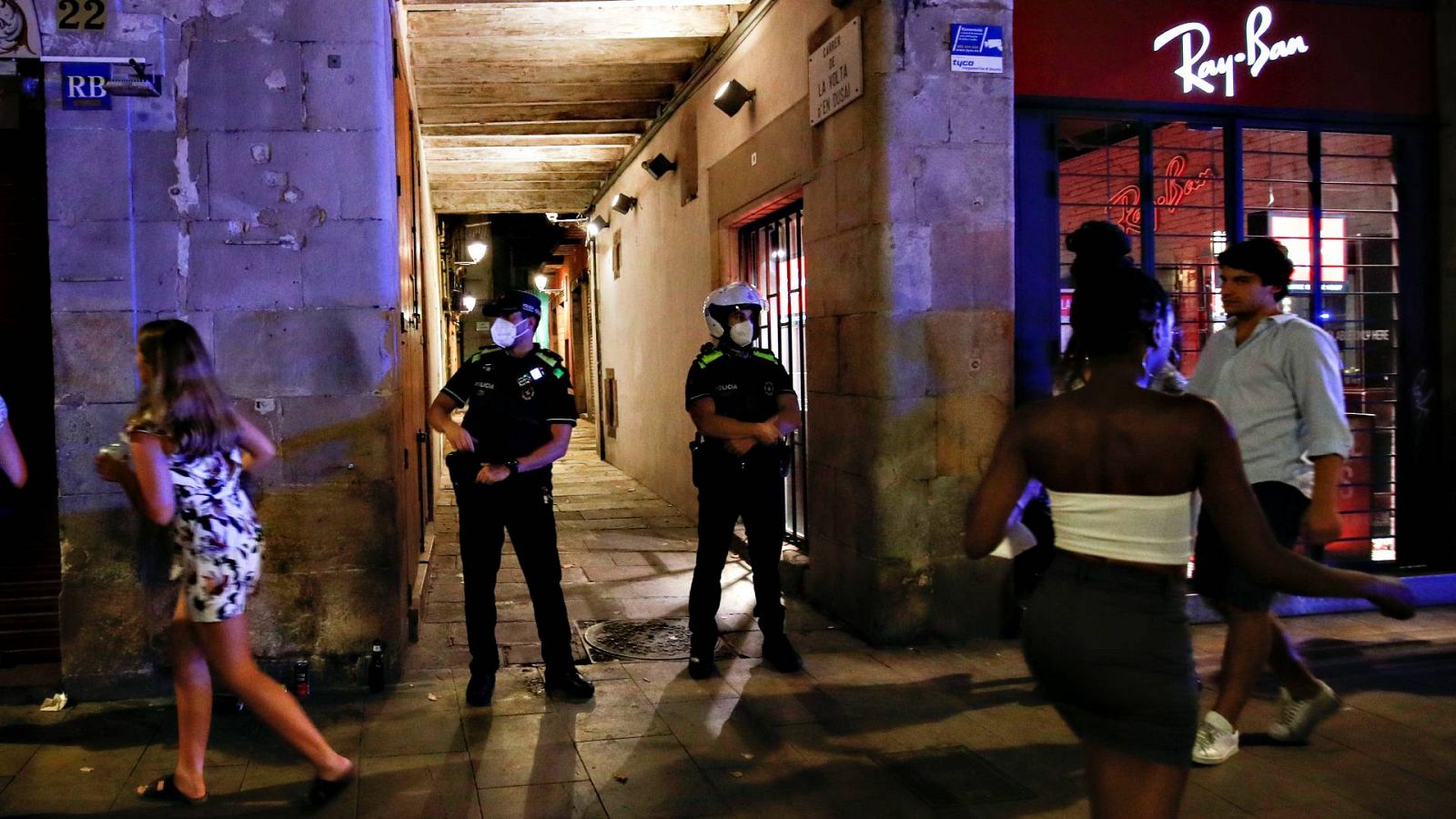 Varios jóvenes sin mascarilla en una calle del centro de Barcelona