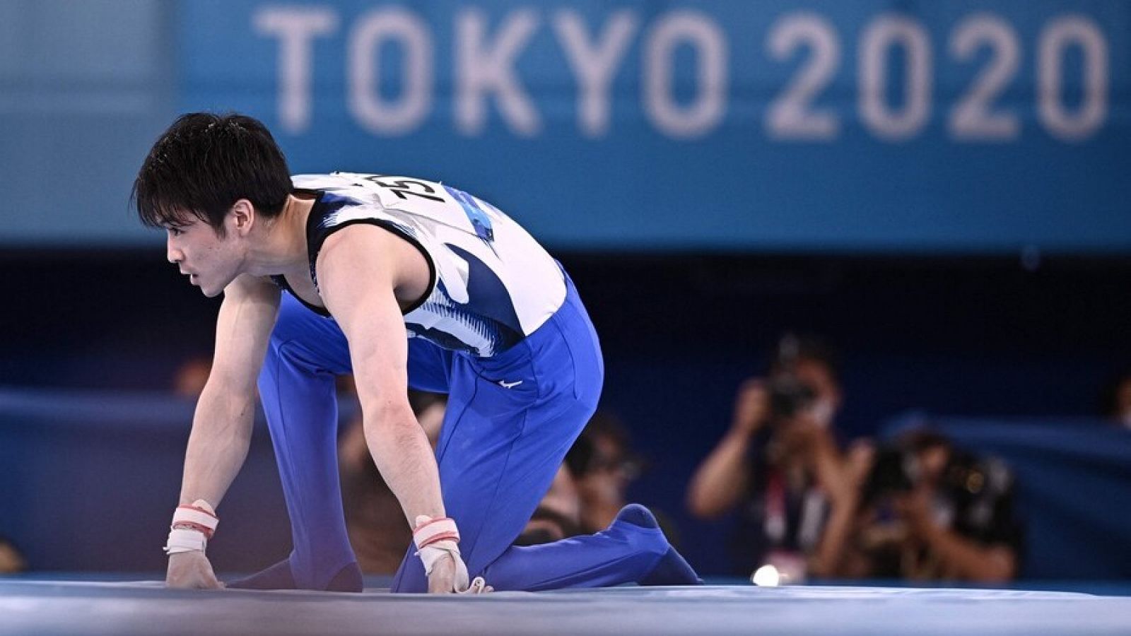 El gimnasta japonés Kohei Uchimura se cae en el ejercicio de barra de Tokyo 2020.