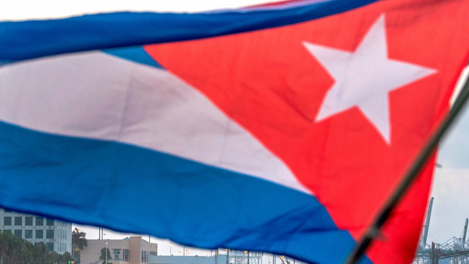 Un barco de la flotilla portando la bandera de Cuba