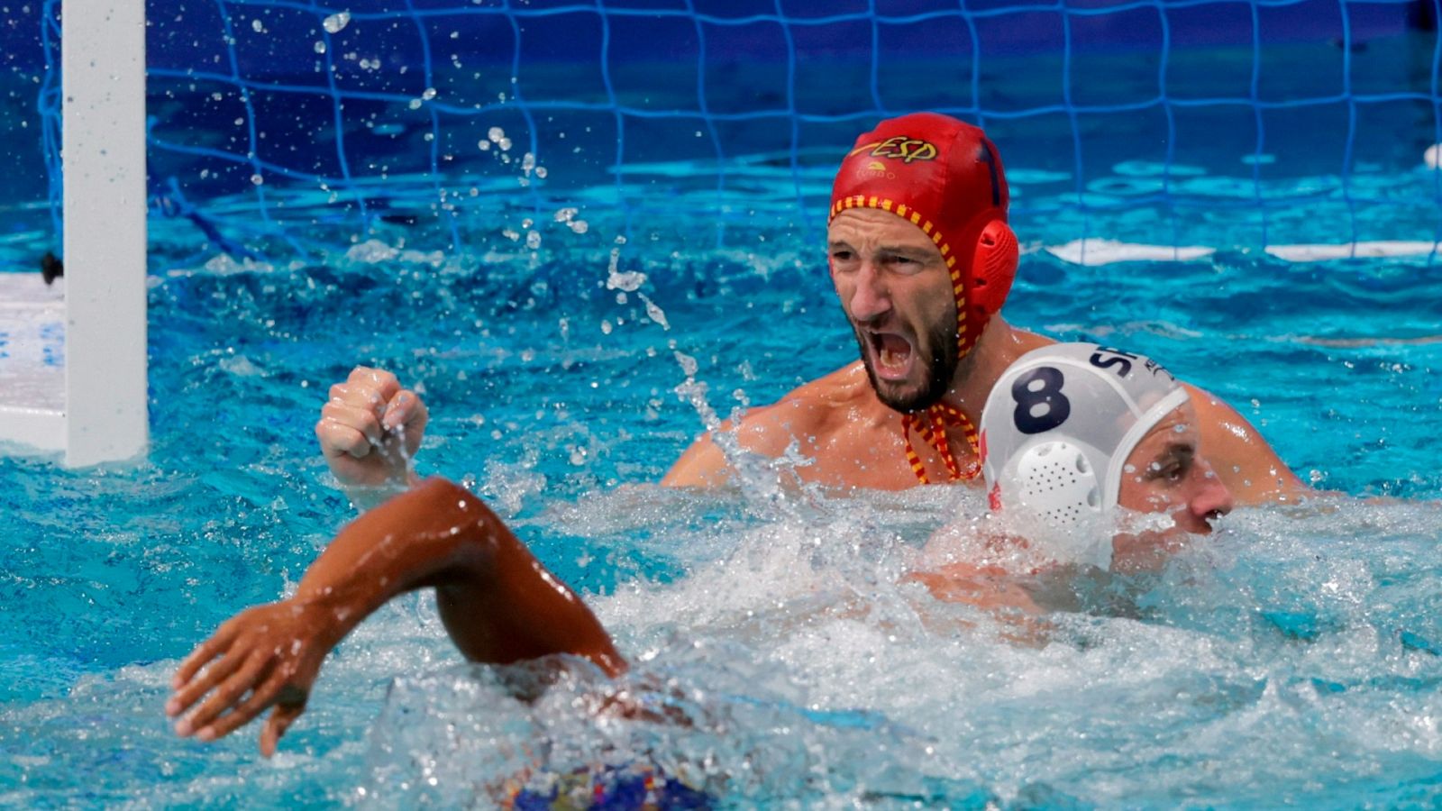 El portero español Daniel López celebra una acción en el encuentro correspondiente al grupo B de Waterpolo entre Serbia y España