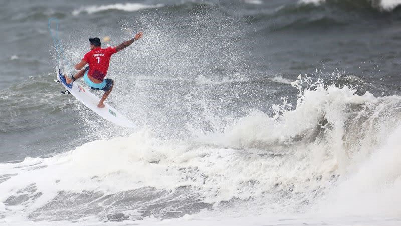 El surf es uno de los deportes más afectados por la fuerza del tifón 'Nepartak'