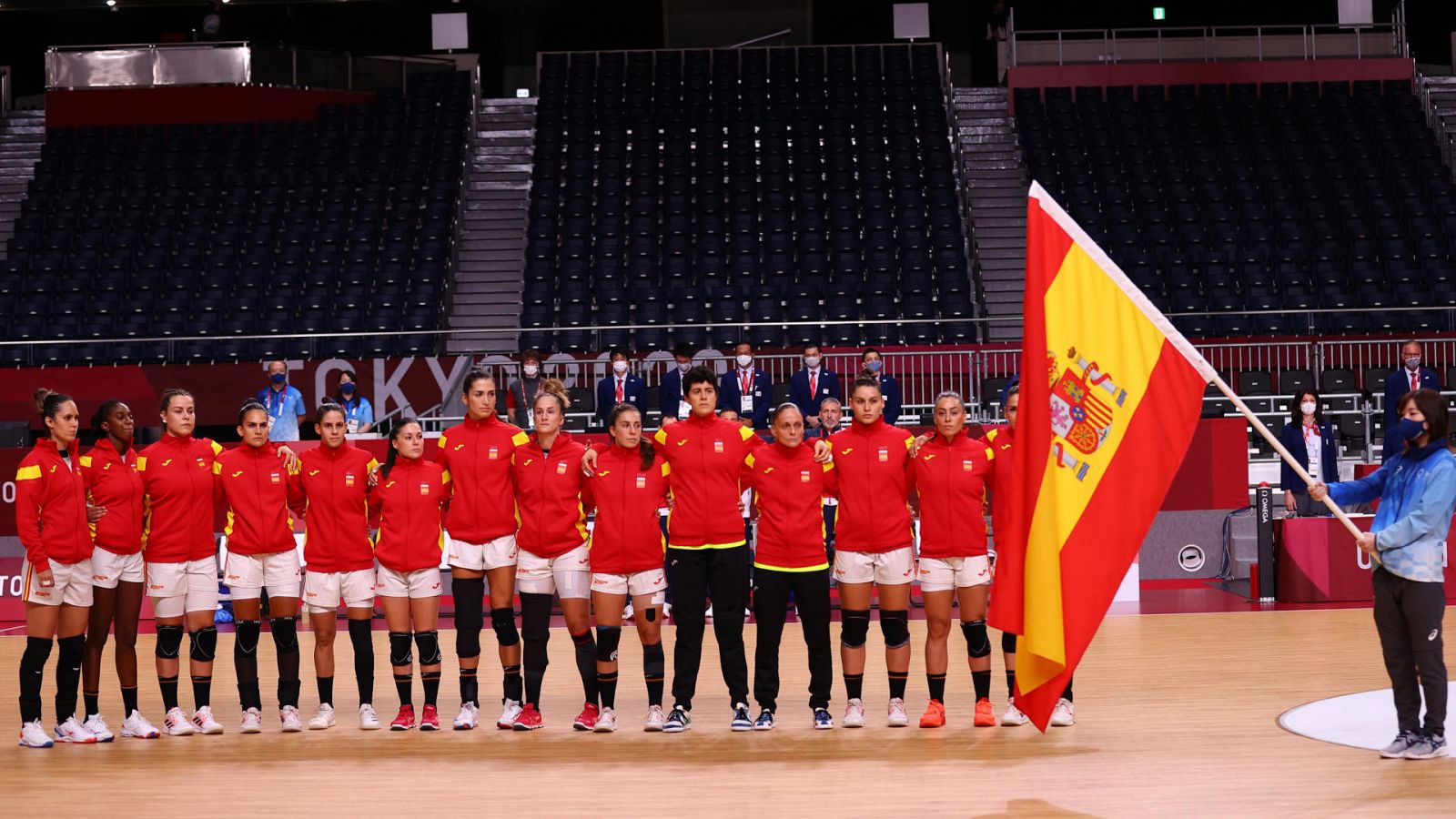 La selección española femenina de balonmano escucha el himno nacional antes de su primer partido en Tokyo 2020
