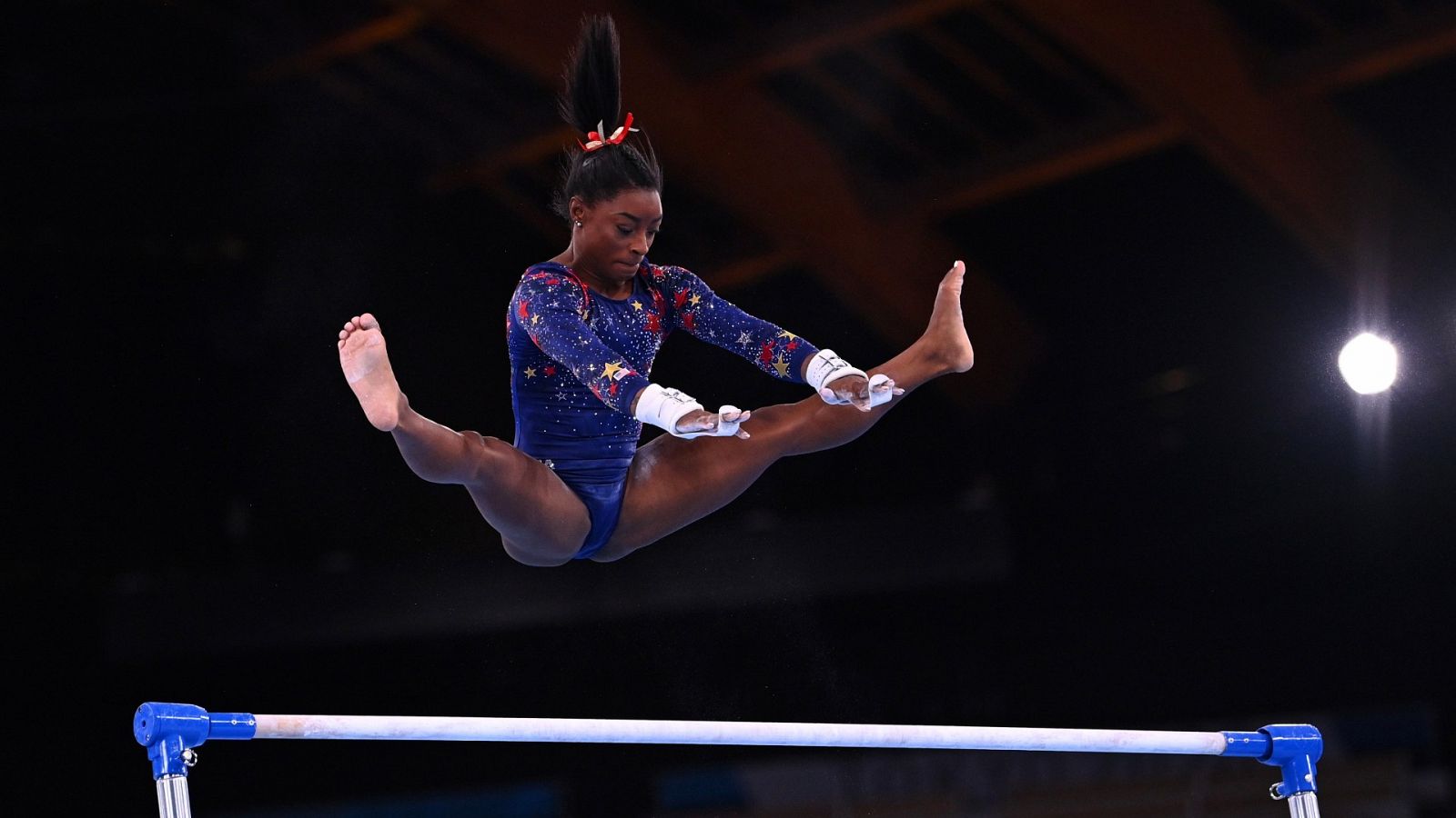 Simon Biles realiza un ejercicio durante la ronda de clasificación