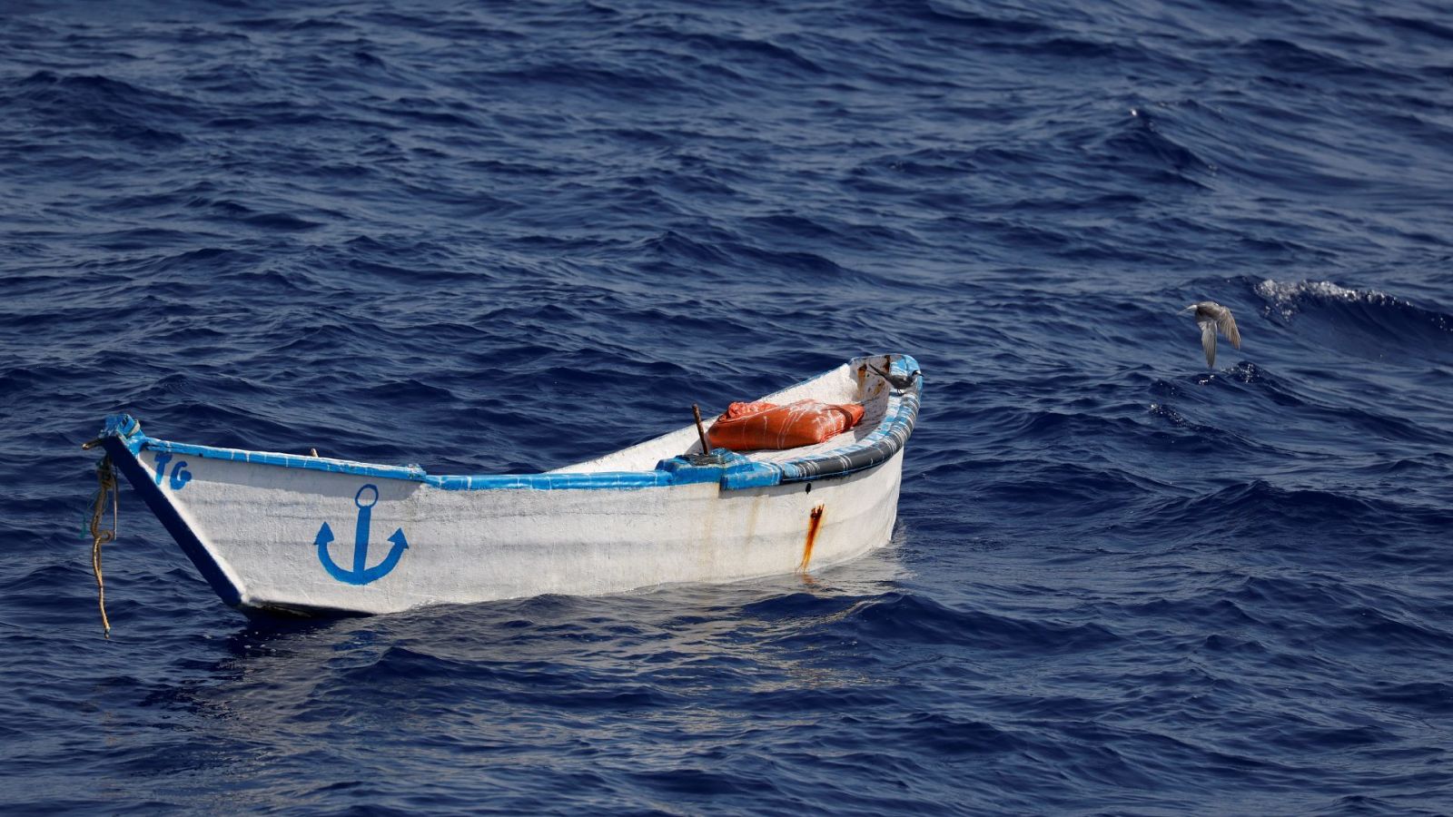 Un barco de madera abandonado en una zona de búsqueda y rescate frente a la costa del norte de África