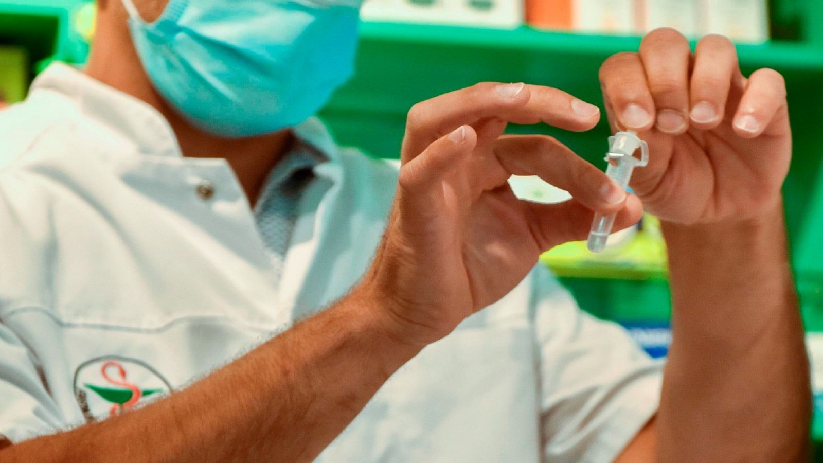 Un farmacéutico muestra el funcionamiento de una prueba de autodiagnóstico de coronavirus