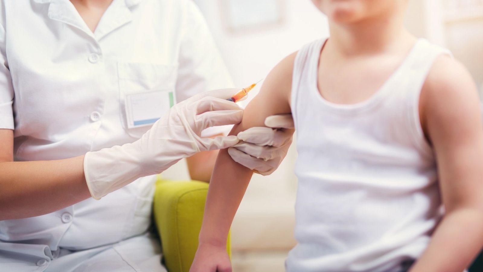 Pediatra vacuna a un niño