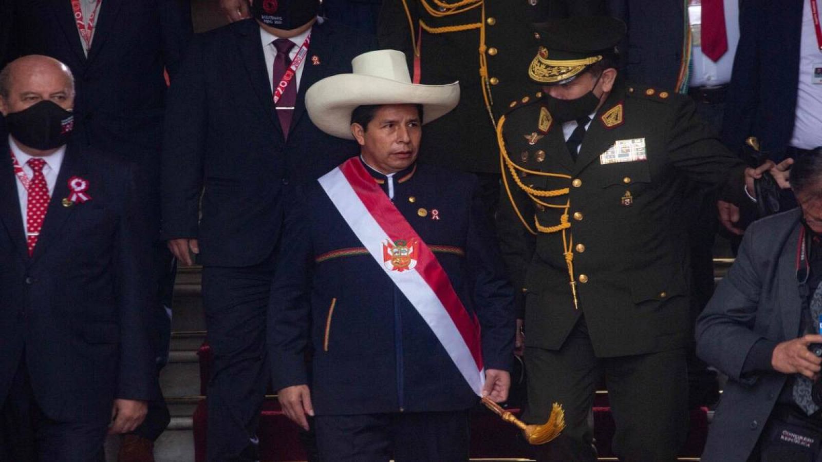 El presidente peruano Pedro Castillo lleva la banda presidencial al salir del Congreso después de su ceremonia de toma de posesión en Lima, el 28 de julio de 2021.