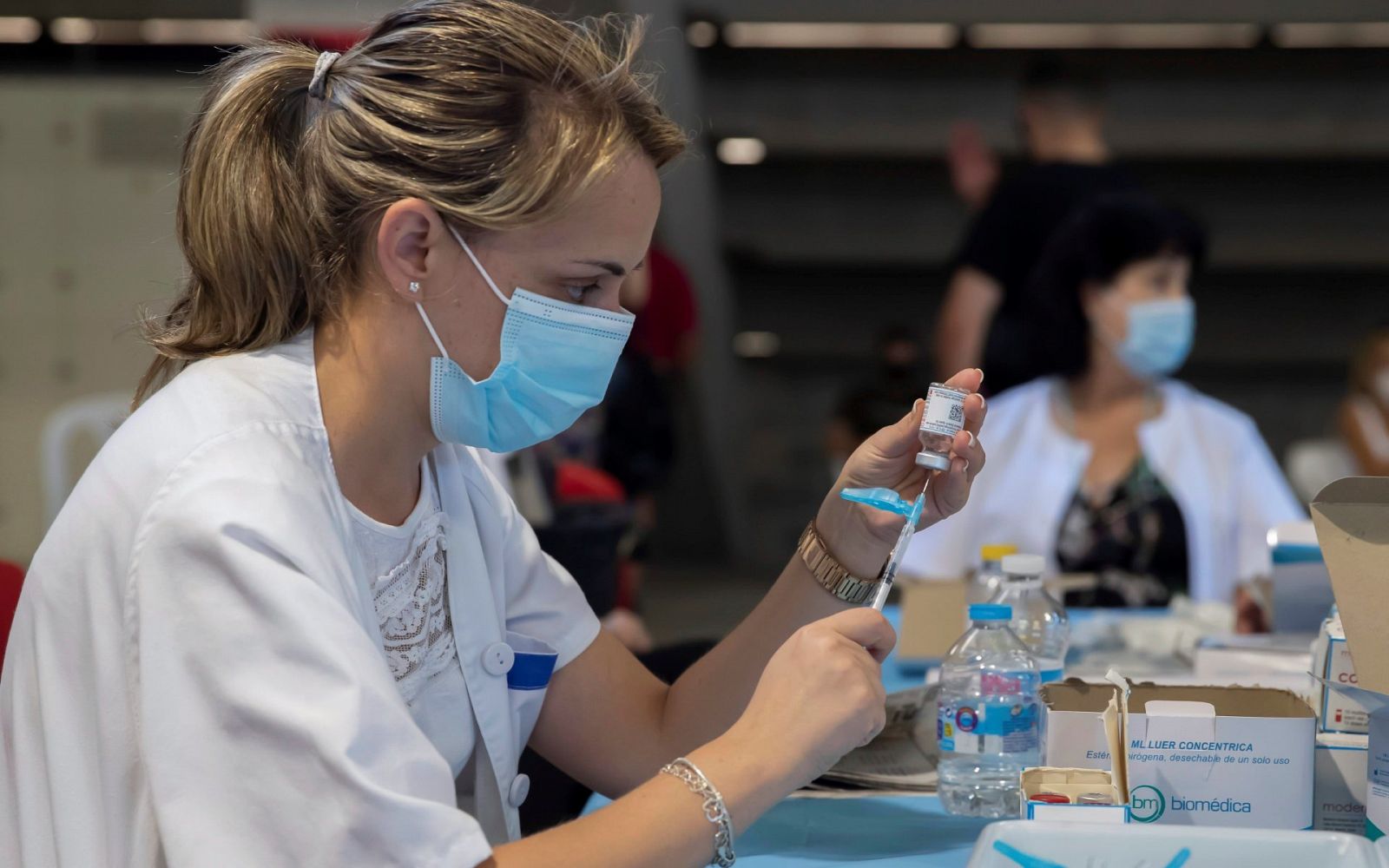 Una enfermera prepara una dosis de la vacuna Moderna en el Estadio Nueva Condomina de Murcia
