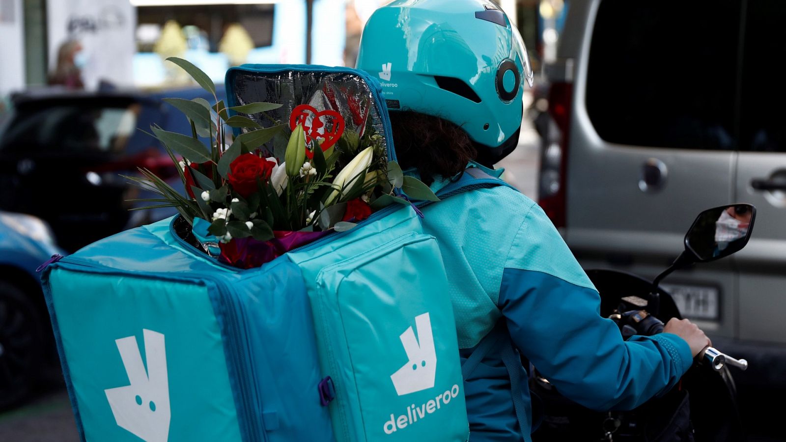 Un motorista de Deliveroo reparte flores a domicilio