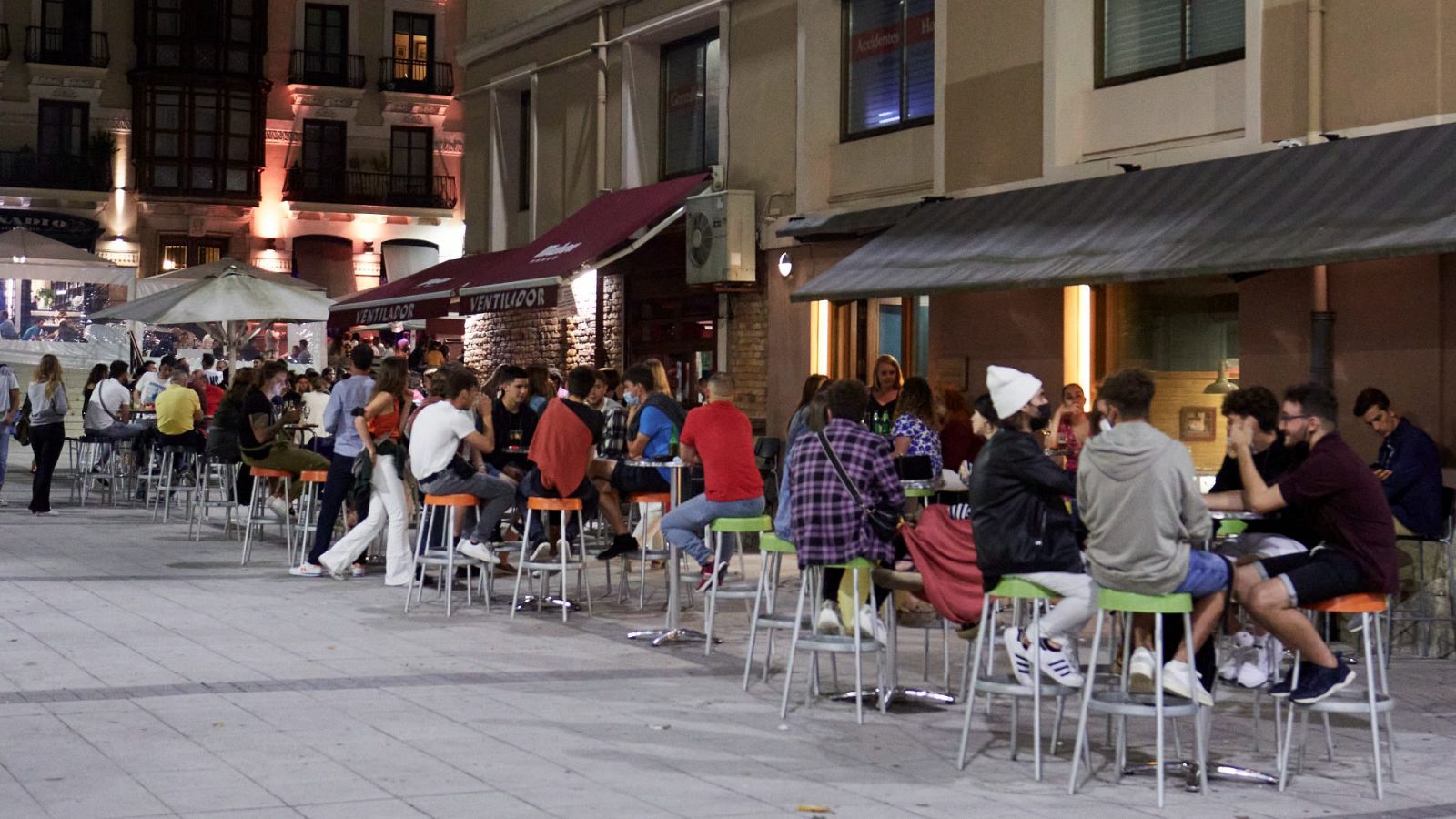 Ambiente en una calle de bares de Santander, antes de su cierre a medianoche