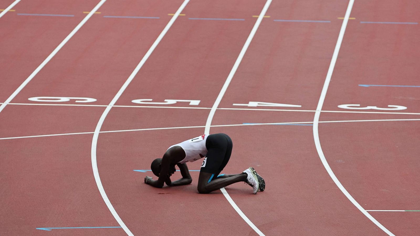 El atleta del equipo de refugiados James Chiengjiek, tras su caída en los 800 metros