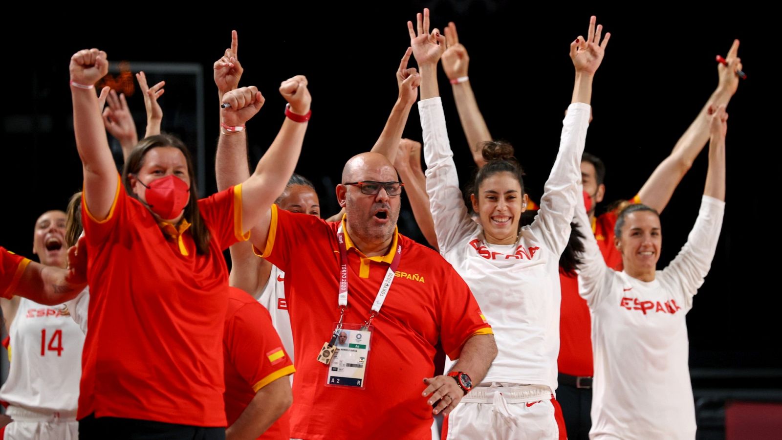 La selección femenina de baloncesto celebra un triple frente a Serbia