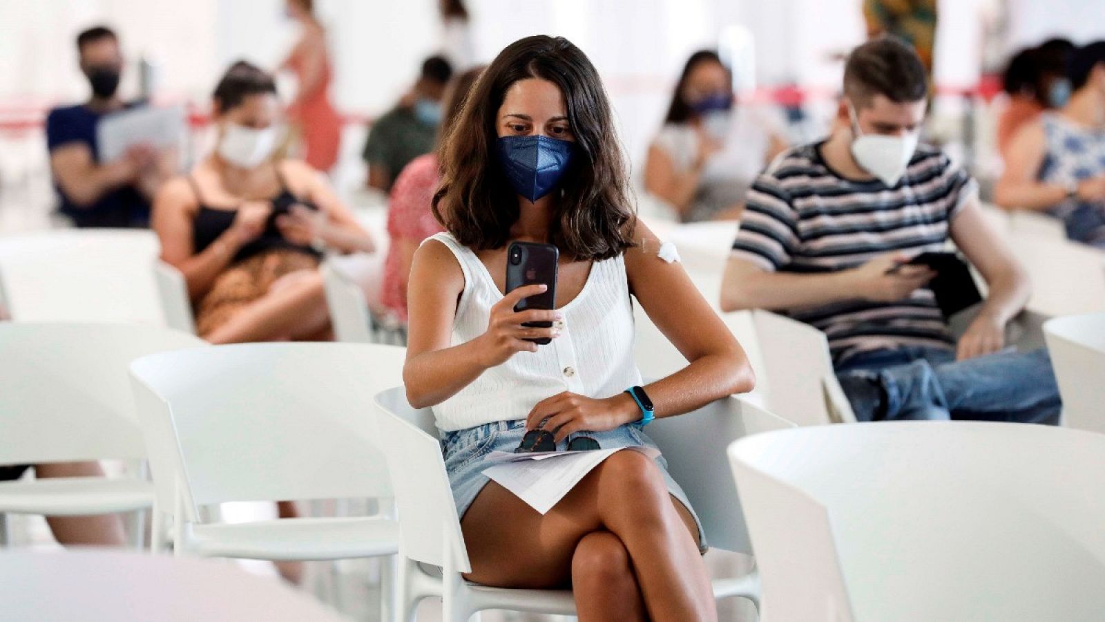 Una joven se toma una foto tras haber recibido su dosis de la vacuna en la Ciudad de las Artes y las Ciencias, Valencia