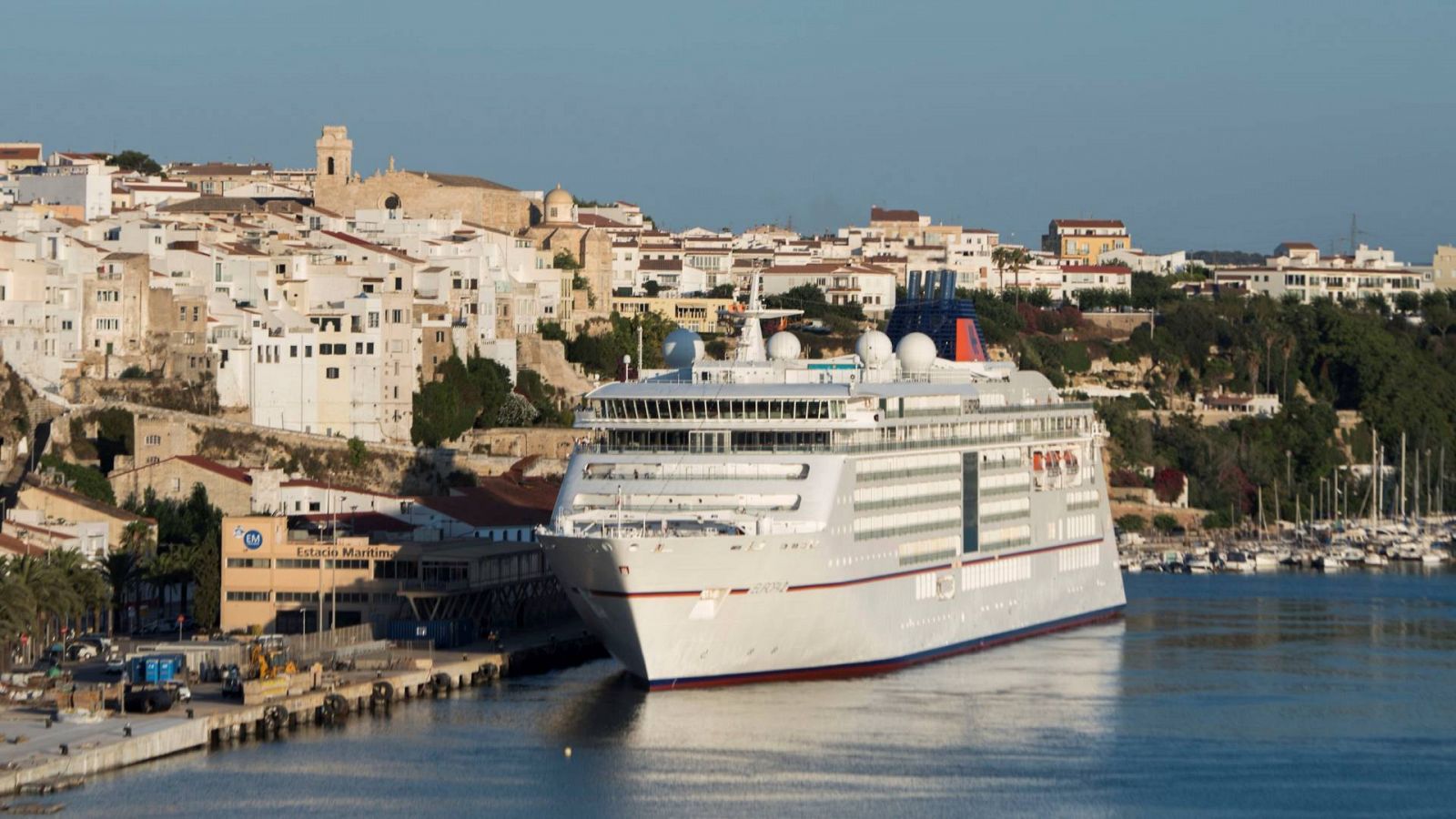 El buque "Europa 2" de la naviera Hapag Lloyd, atracado en el puerto de Mahón (Menorca)