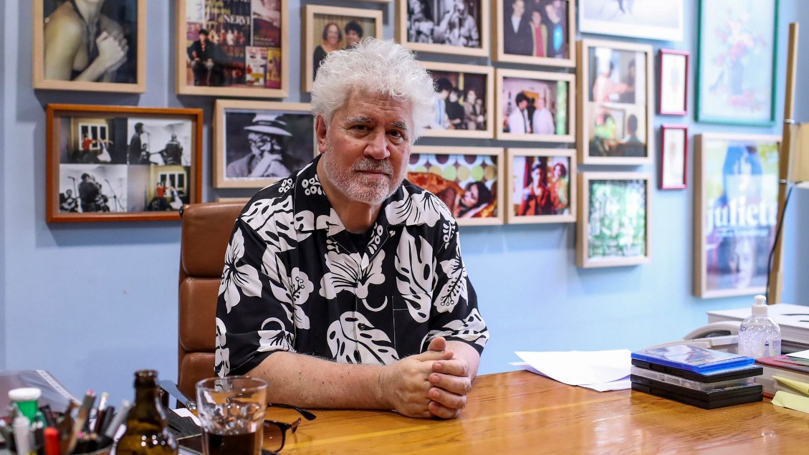 El director de cine Pedro Almodóvar posa en su despacho de la productora "El Deseo"