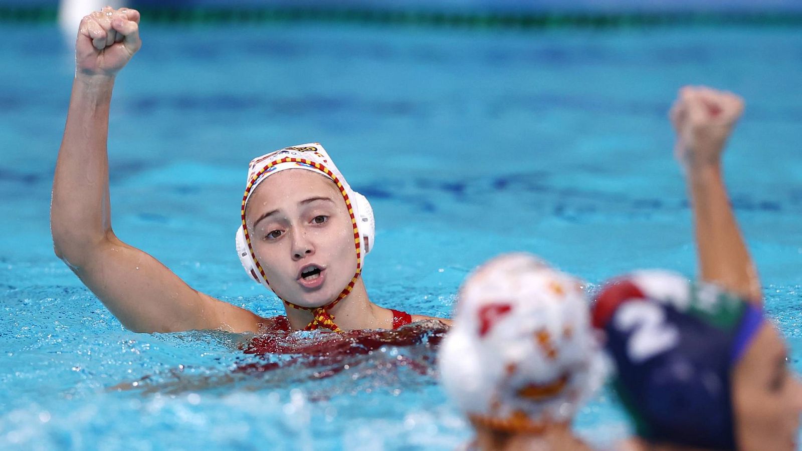 La jugadora española Elena Ruiz, la más joven del torneo olímpico, celebra el pase a la final en la piscina de Tatsumi