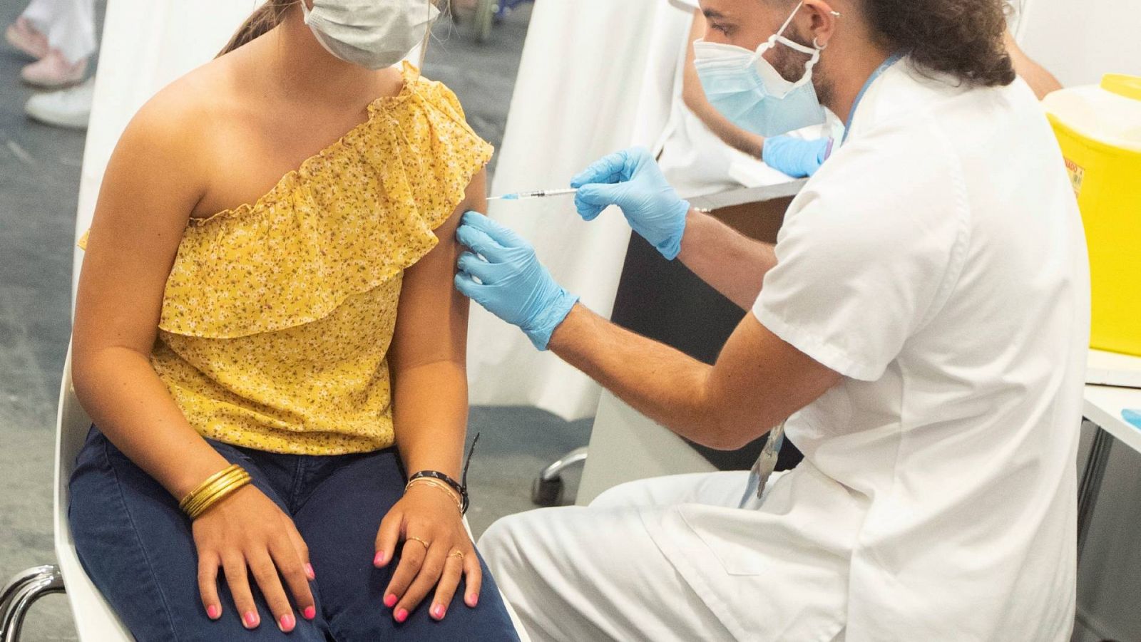 Una menor recibe la primera dosis de la vacuna el pasado miércoles en Barcelona