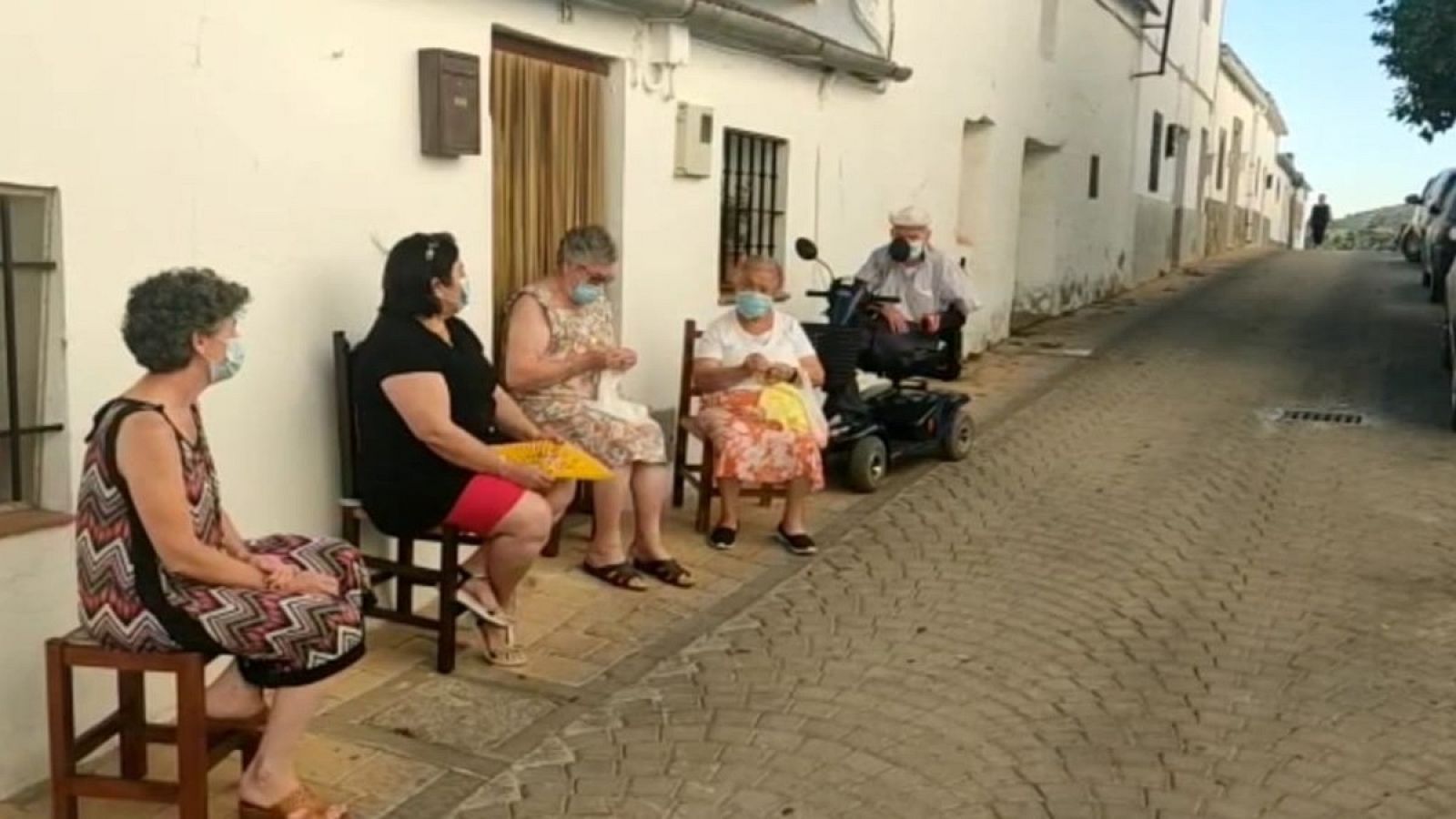 Entre 10 y 15 vecinos por calle se reúnen en Algar para hablar "al fresco"