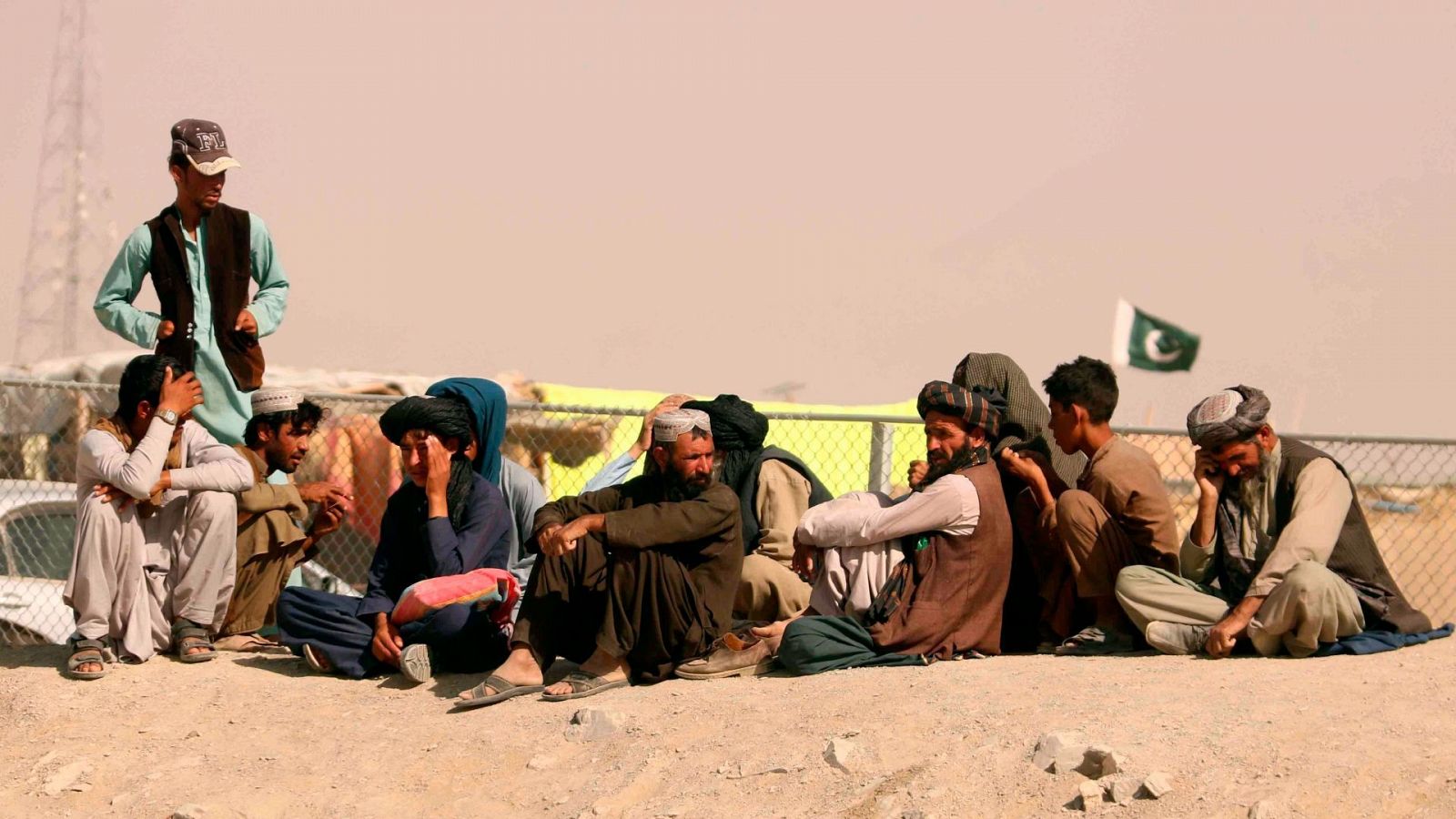 Ciudadanos a la espera de la reapertura de la frontera entra Paquistán y Afganistán tras la ofensiva talibán