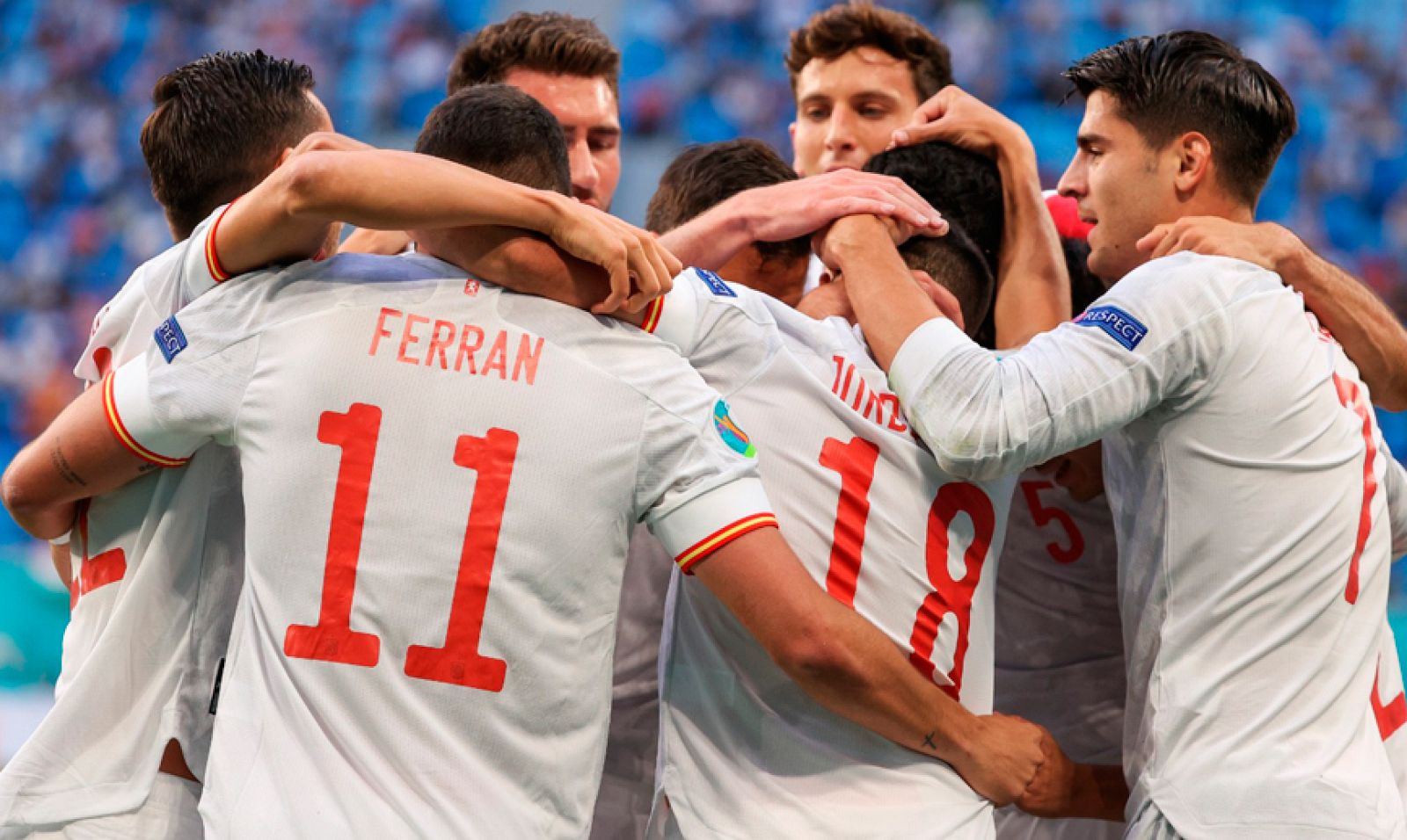 Los jugadores de la selección absoluta masculina celebran un gol.