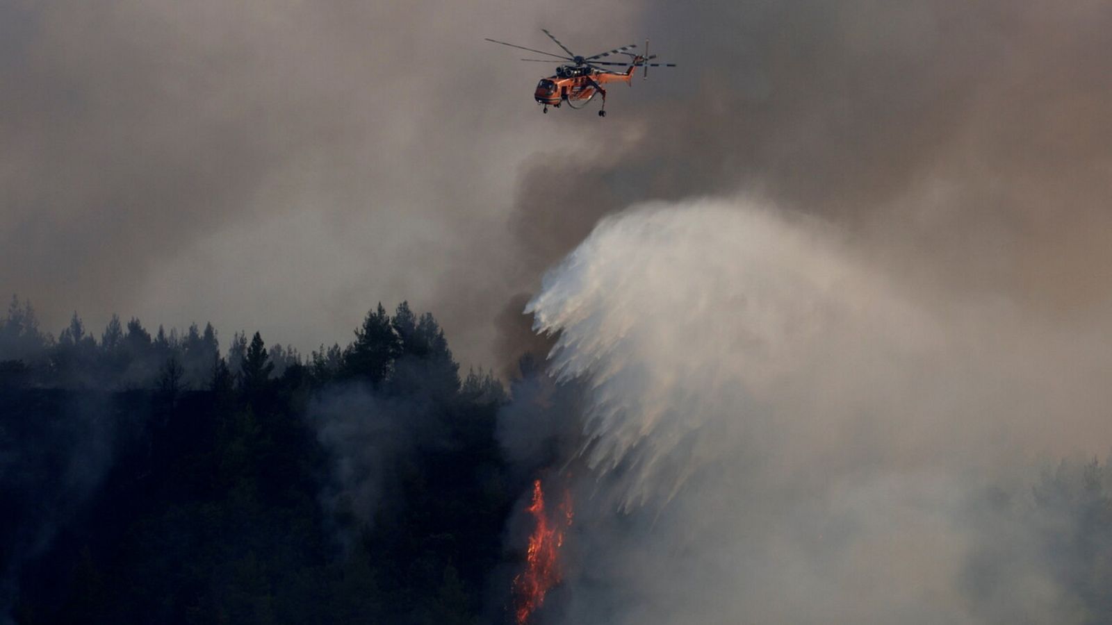 Un helicóptero de extinción de incendios trabaja en Galatsona, en la isla de Evia, en Grecia. REUTERS/Nicolas Economou