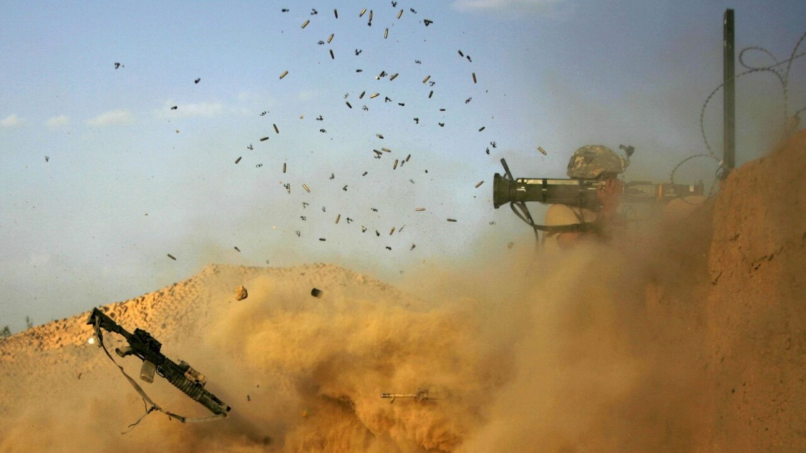 Archivo (2010): un soldado estadonidense dispara contra los talibanes en Jellawar, Afganistán. Foto: PATRICK BAZ / AFP