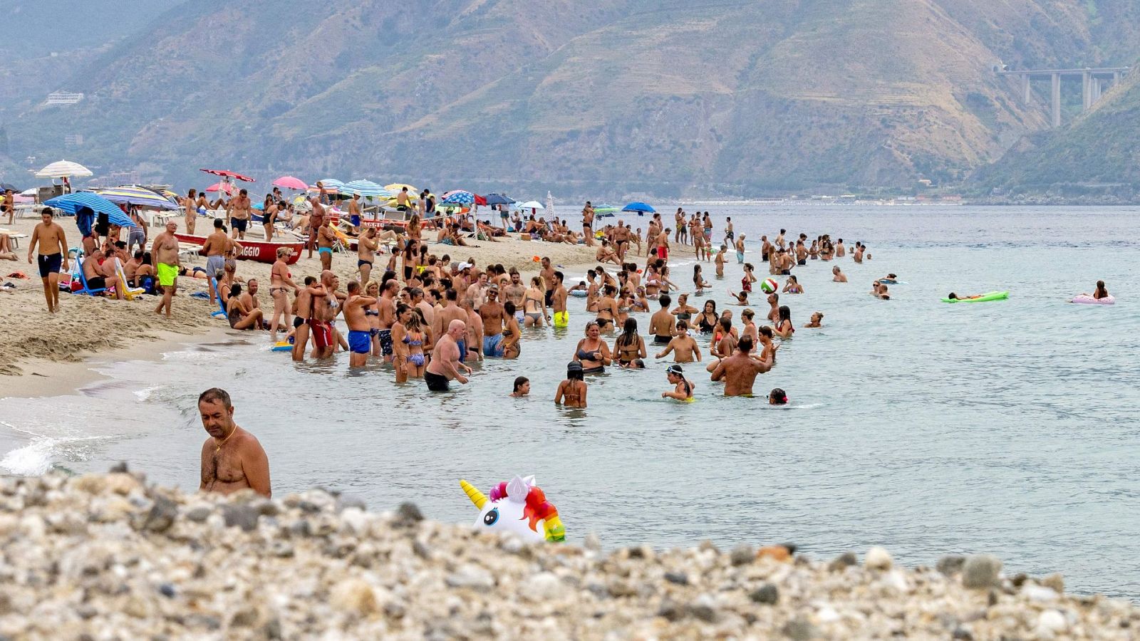 La gente se baña en una playa de Messina, en Sicilia