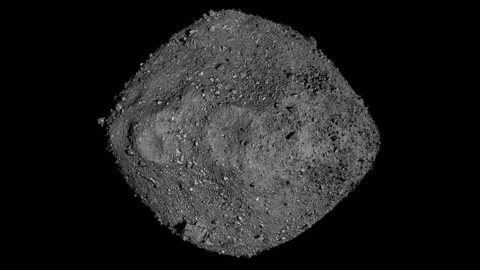 Mosaico creado a través de fotografías del asteroide Bennu