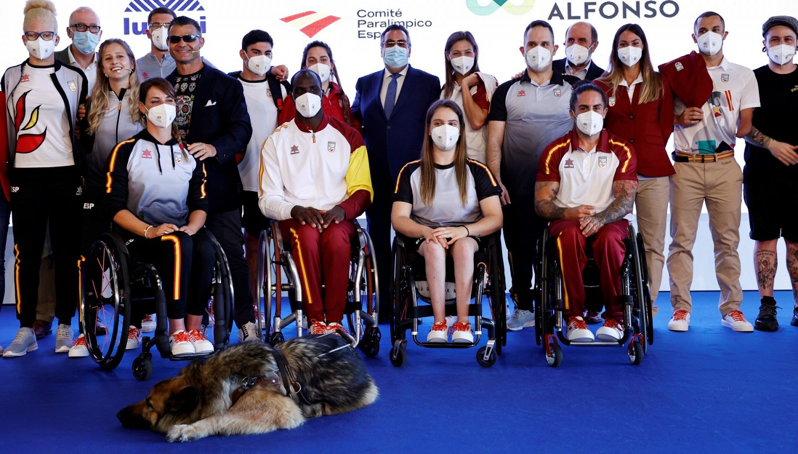 El equipo paralímpico español posa junto al presidente del CPE Miguel Carballera en la presentación de la indumentaria para Tokyo 2020
