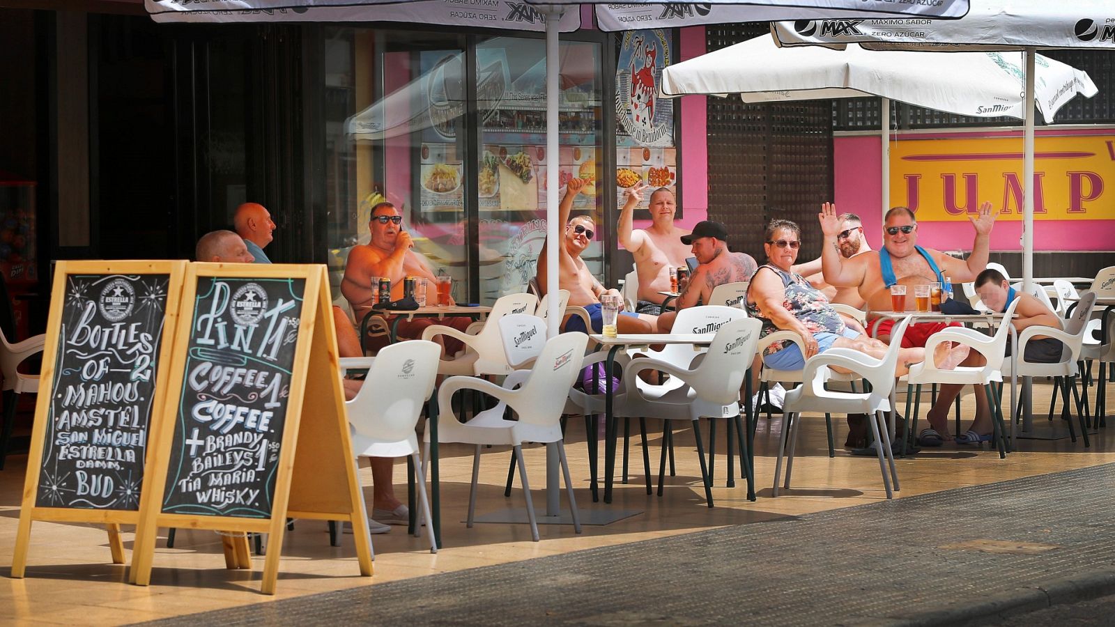 Un grupo de ciudadanos consume en la terraza de un bar