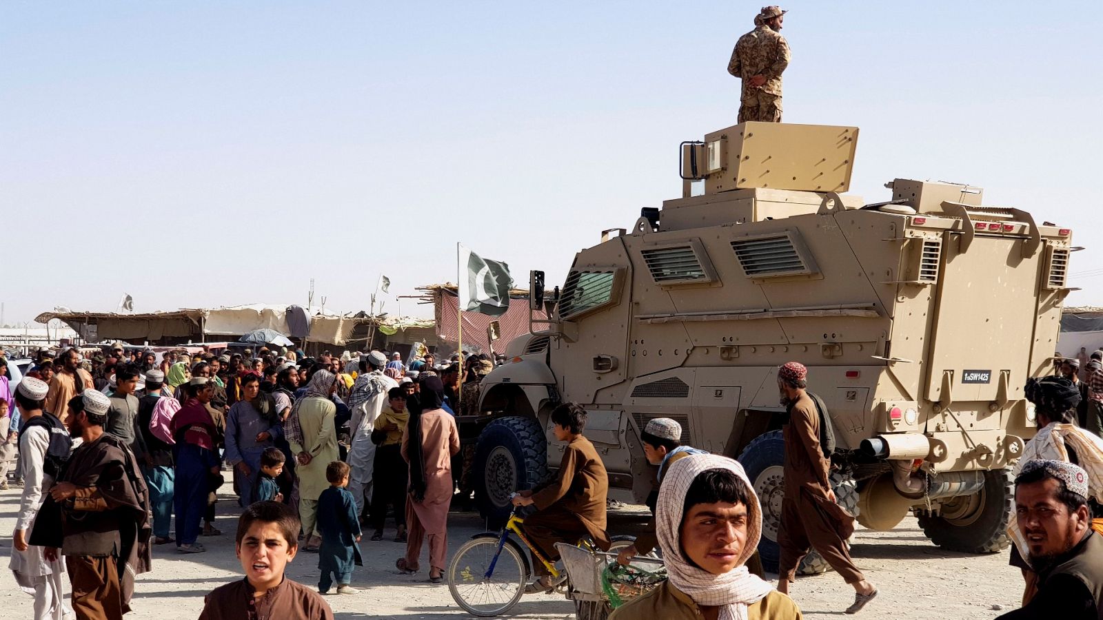 Civiles afganos intentanto cruzar la frontera hacia Pakistán