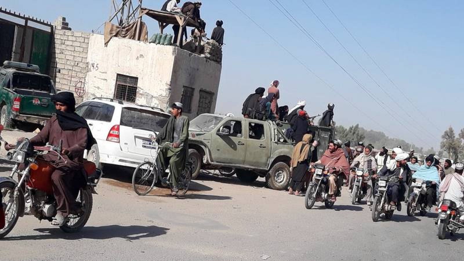 Talibanes entrando en la ciudad de Lashkargah