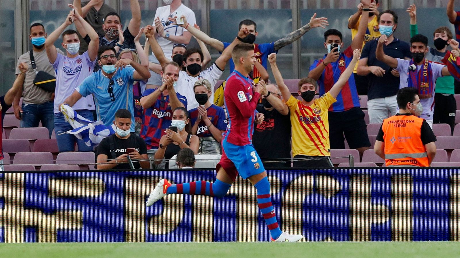 Piqué celebra el primer gol del partido