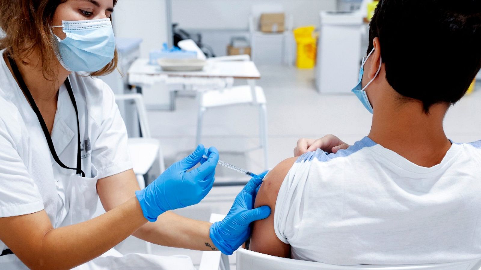 Un adolescente se vacuna contra el coronavirus en el hospital Enfermera Isabel Zendal de Madrid