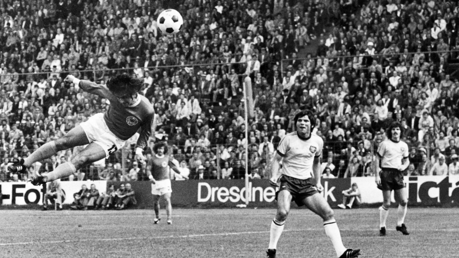 Gerd Müller marca un gol con la selección alemana