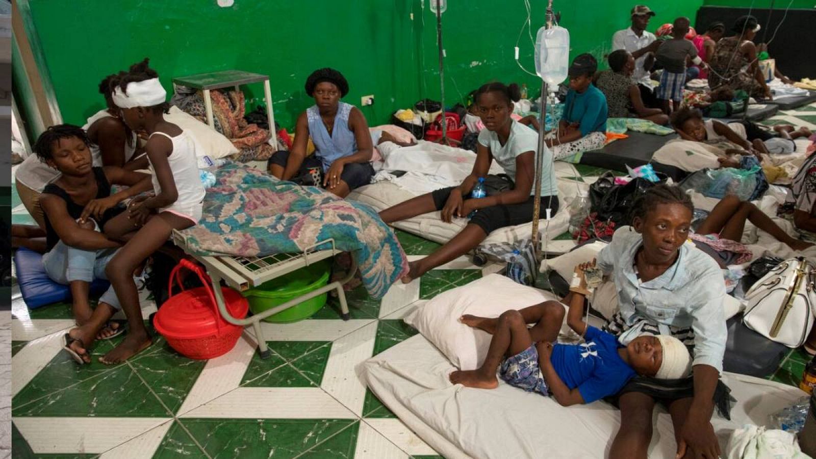 Pacientes y sus familiares permanecen en el hospital general de Les Cayes (Haití).