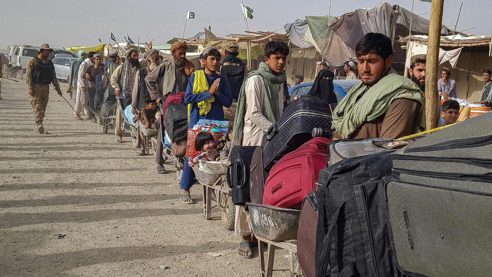 Ciudadanos afganos hacen cola en la frontera entre Afganistán y Pakistán