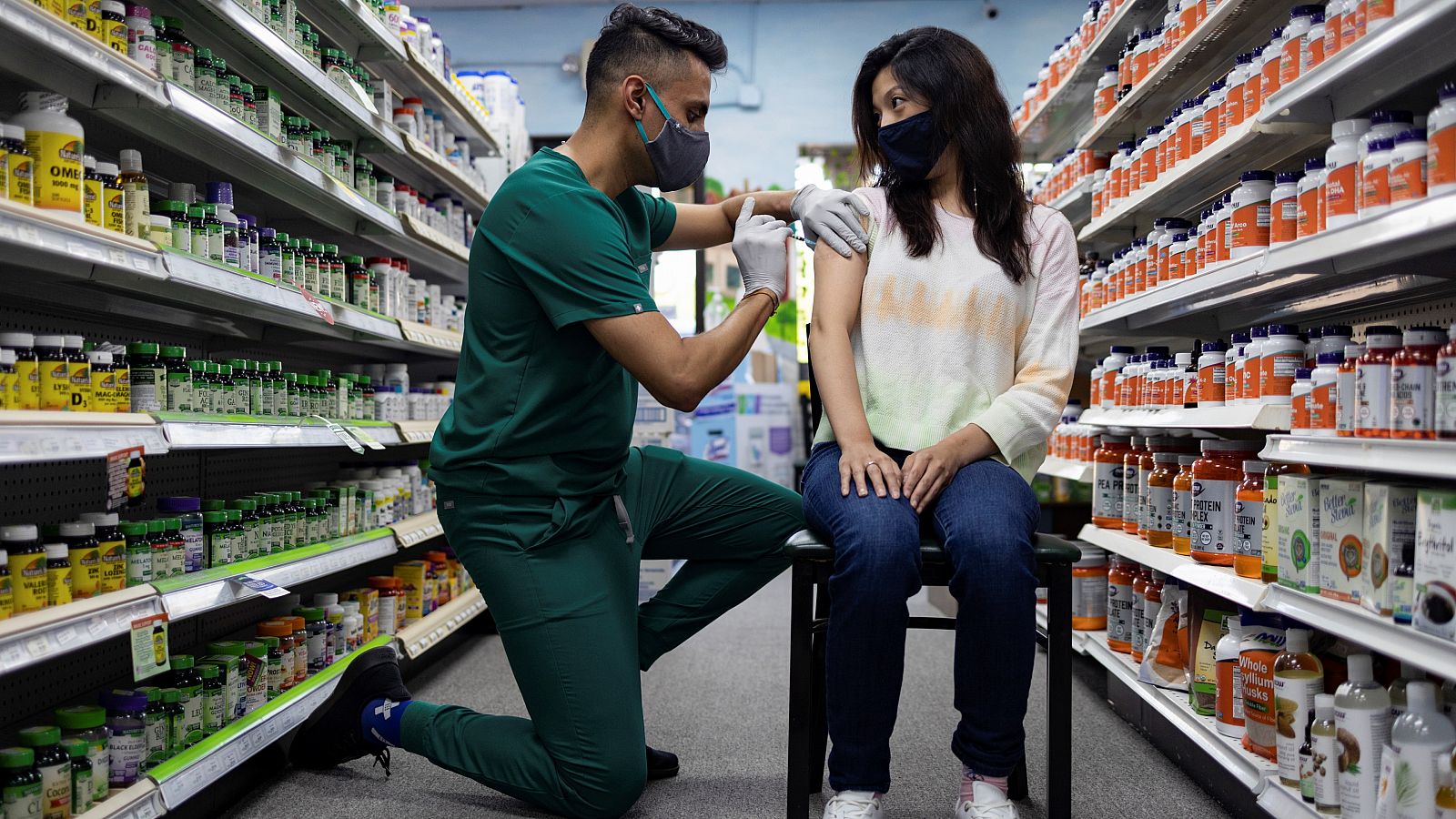Una mujer recibe la vacuna de Pfizer-BioNTech en una farmacia de Schwenksville, Estados Unidos.