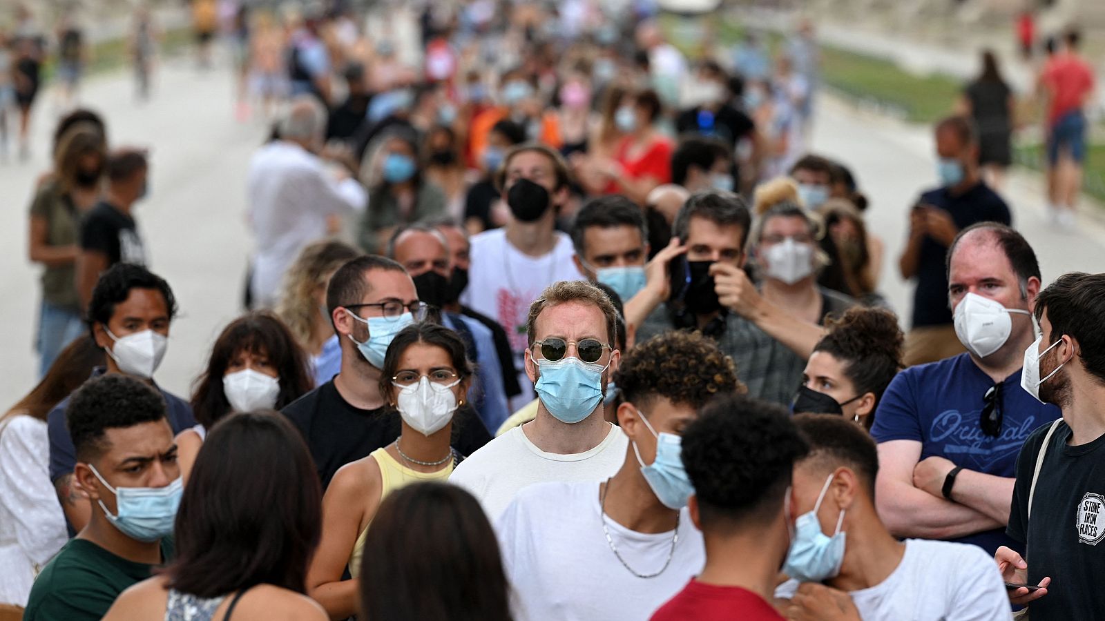 Decenas de personas hacen cola para recibir la vacuna de Janssen en Barcelona.