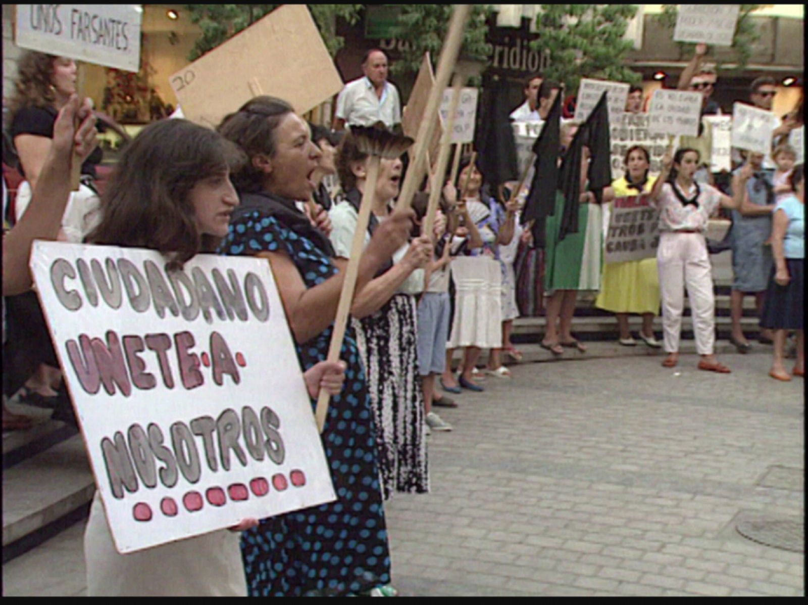 manifestación con la Asociación de Vecinos sin Vivienda, que Metrópolis mostró en su programa dedicado al Arte Corporativo de 1990.
