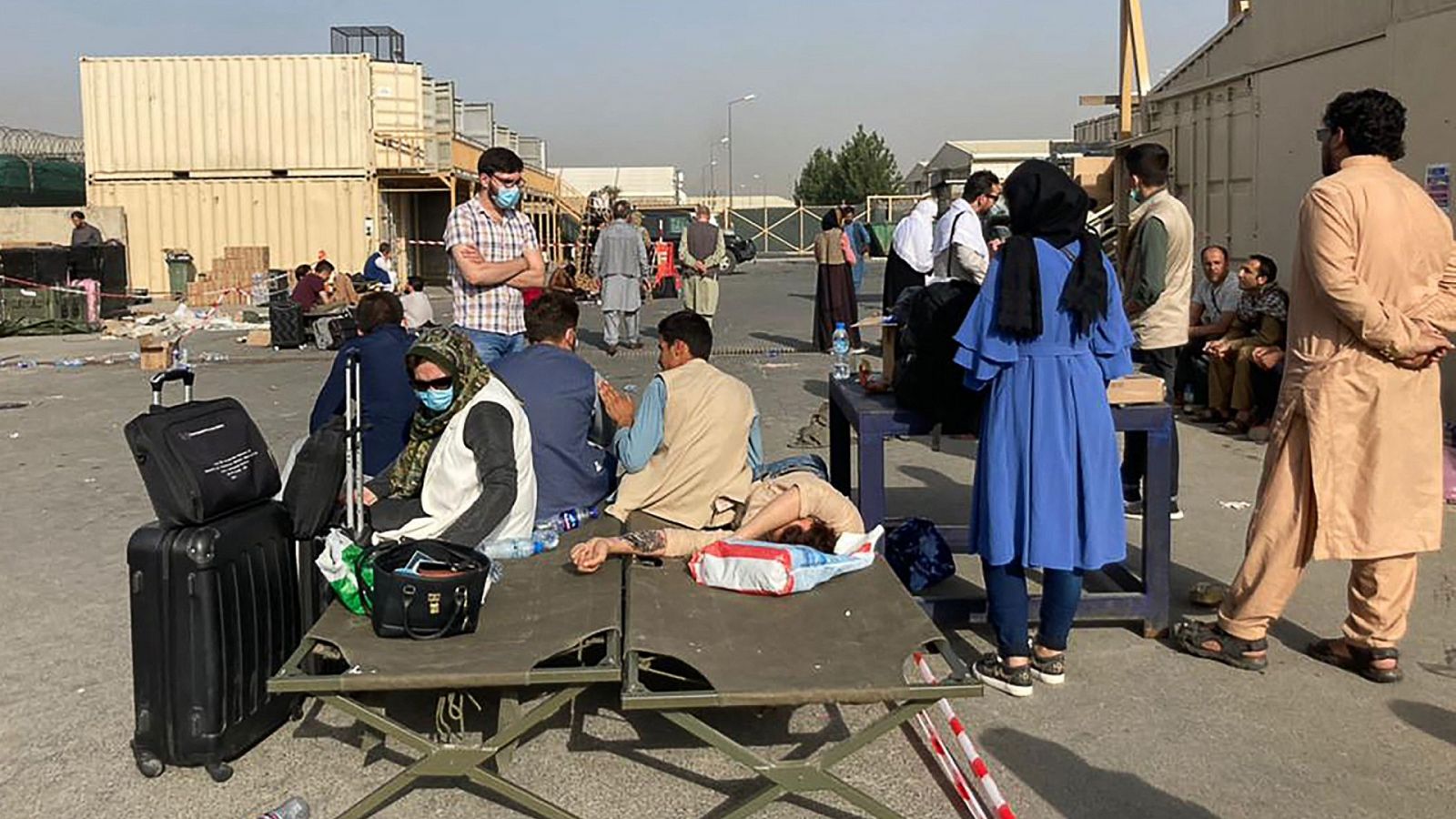 Diversas personas esperan su evacuación en el aeropuerto de Kabul