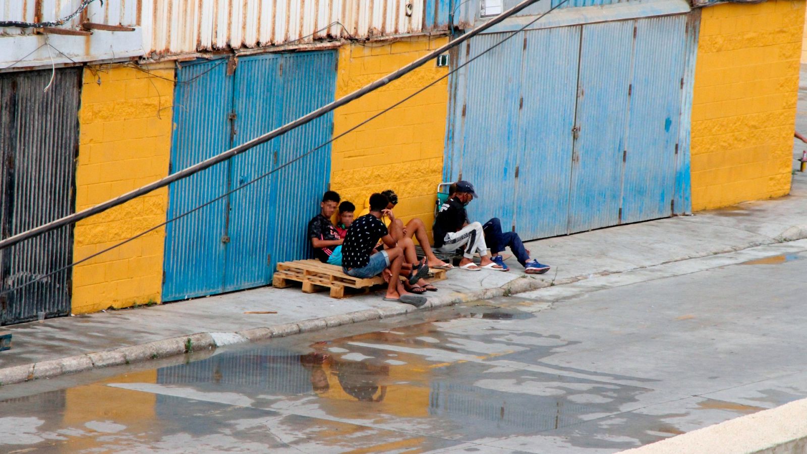 Un grupo de menores junto al centro de menores Santa Amelia, en Ceuta