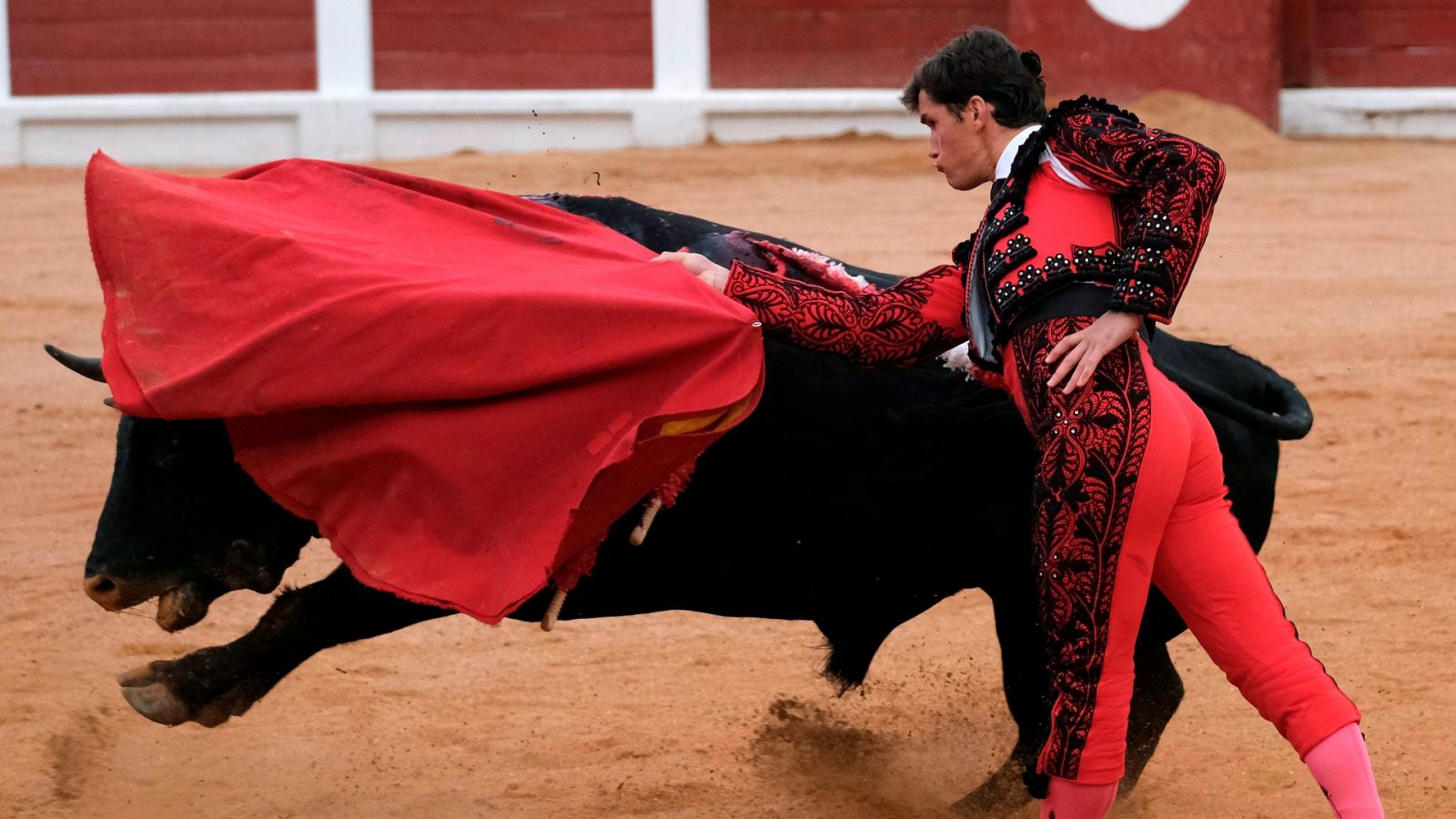 El diestro Daniel Luque con su segundo toro en el festejo de la feria taurina de Begoña