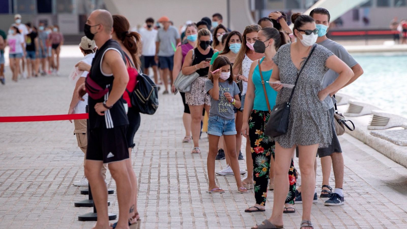 Colas de jóvenes y sus tutores en el centro de vacunación masiva de la Ciudad de las Artes y las Ciencias de Valencia